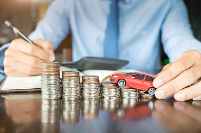 How do car insurance companies determine car value